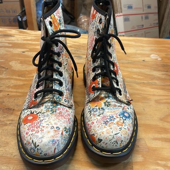 Dr Martens White Meadow Floral Boots in a size 8 - Picture 3 of 16